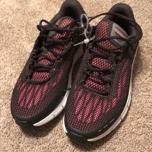 NWOT Under Armour Rogue